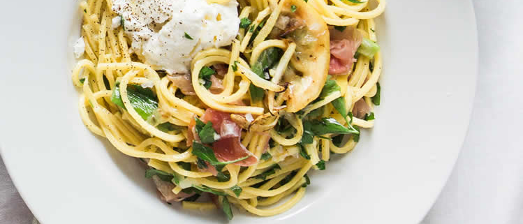 Eintopf mit Spaghetti, Tomaten und Spinat