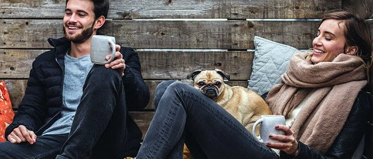 Auf dem Sofa kuscheln