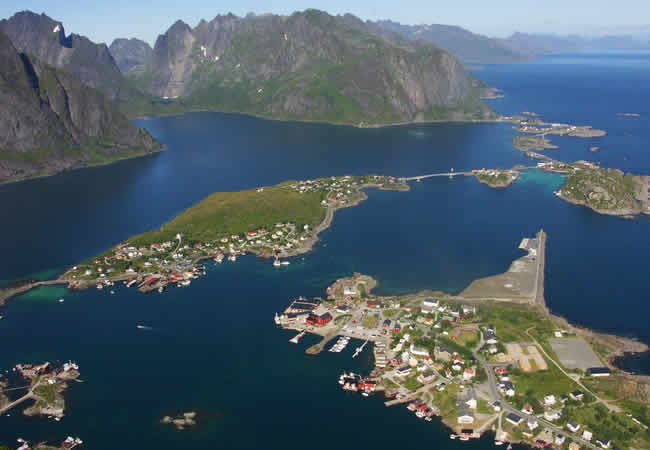 Reine, ein Dorf auf den Lofoten, von oben gesehen