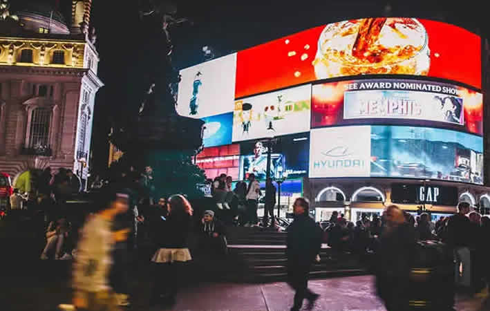 Piccadilly Circus: Hektik, Glanz und Unterhaltung im Herzen Londons