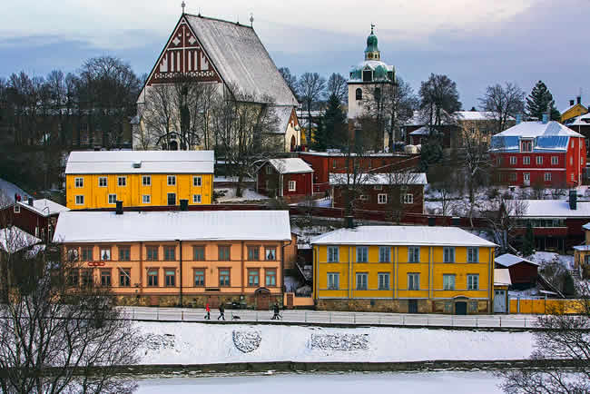 Ein Blick auf die Gebäude in der Altstadt von Porvoo, darunter die Kathedrale von Porvoo