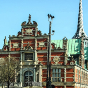 Anhaltender Brand in der historischen Börse von Kopenhagen