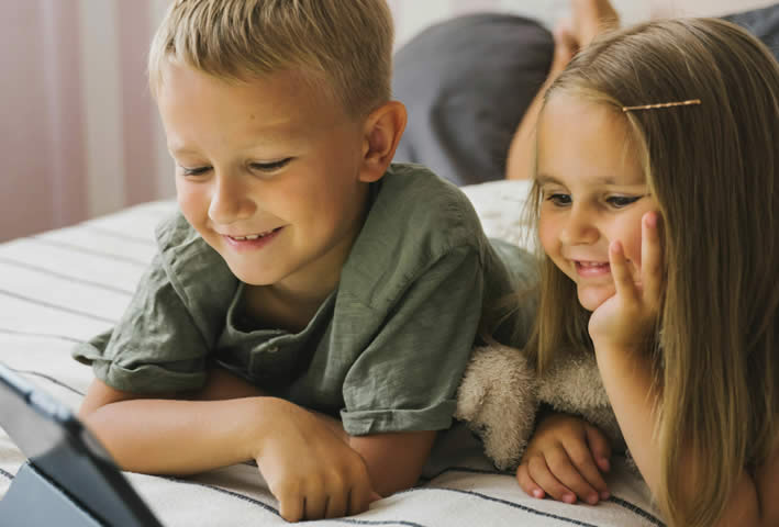 Kinder beim lernen mit LMS-Systemen